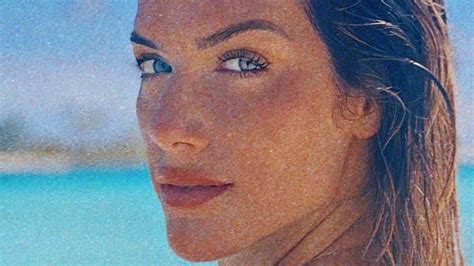 Giovanna Ewbank posa de biquíni e mostra bumbum em 'sextou'.